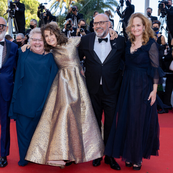 Roc Lafortune, Danielle Fichaud, Valérie Lemercier, Sylvain Marcel, Pascale Desrochers - Montée des marches du film "Aline" lors du 74e Festival International du Film de Cannes. Le 13 juillet 2021. © Borde-Jacovides-Moreau / Bestimage