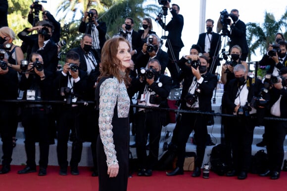 Isabelle Huppert - Montée des marches du film "Aline" lors du 74e Festival International du Film de Cannes. Le 13 juillet 2021. © Borde-Jacovides-Moreau / Bestimage