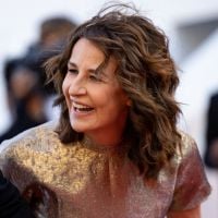 Cannes 2021 : Valérie Lemercier dans une robe scintillante et dorée, elle étonne la foule