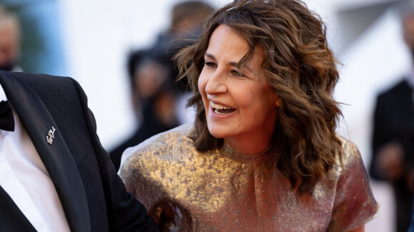 Cannes 2021 : Valérie Lemercier dans une robe scintillante et dorée, elle étonne la foule