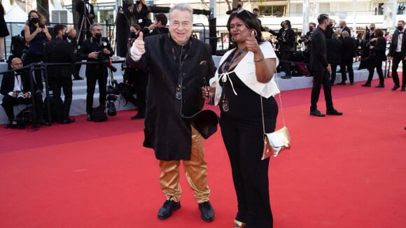 Paul-Loup Sulitzer et Supriya à Cannes : look surprenant et joyeuse montée des marches