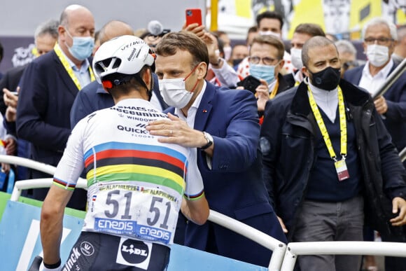Julian Alaphilippe parle avec Emmanuel Macron sur la 18ème étape du Tour de France à Luz Ardiden. Le 15 juillet 2021. © Photo News / Panoramic / Bestimage