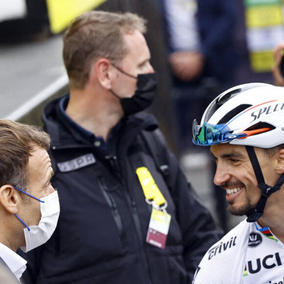 ALAPHILIPPE Julian (FRA) de l'équipe DECEUNINCK - QUICK-STEP parle avec Emmanuel Macron, Président de la République française sur la 18ème étape du Tour de France à Luz Ardiden. Le 15 juillet 2021. © Photo News / Panoramic / Bestimage