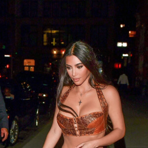 Kim Kardashian arrive au restaurant "Carbone" avec ses amis, La La Anthony, CMO of KKW Brands Tracy Romulus et Simon Huck à New York, le 15 juillet 2021. 