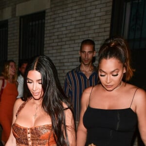 Kim Kardashian arrive au restaurant "Carbone" avec ses amis, La La Anthony, CMO of KKW Brands Tracy Romulus et Simon Huck à New York, le 15 juillet 2021. 