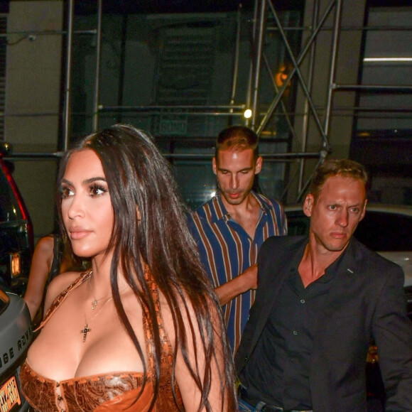 Kim Kardashian arrive au restaurant "Carbone" avec ses amis, La La Anthony, CMO of KKW Brands Tracy Romulus et Simon Huck à New York, le 15 juillet 2021. 