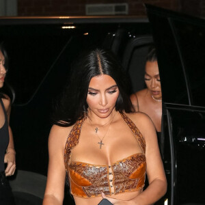 Kim Kardashian arrive au restaurant "Carbone" avec ses amis, La La Anthony, CMO of KKW Brands Tracy Romulus et Simon Huck à New York, le 15 juillet 2021. 