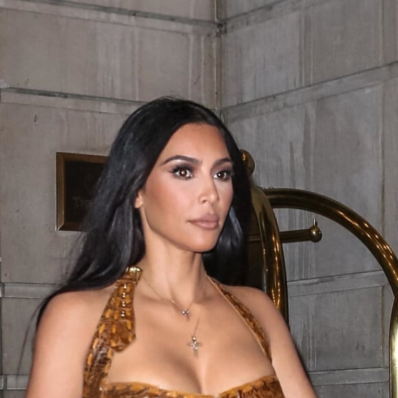 Kim Kardashian arrive au restaurant "Carbone" avec ses amis, La La Anthony, CMO of KKW Brands Tracy Romulus et Simon Huck à New York, le 15 juillet 2021. 