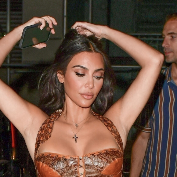 Kim Kardashian arrive au restaurant "Carbone" avec ses amis, La La Anthony, CMO of KKW Brands Tracy Romulus et Simon Huck à New York, le 15 juillet 2021. 