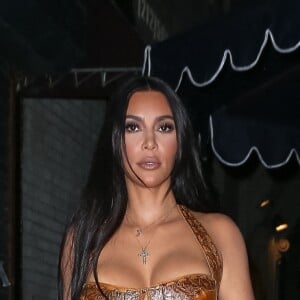 Kim Kardashian arrive au restaurant "Carbone" avec ses amis, La La Anthony, CMO of KKW Brands Tracy Romulus et Simon Huck à New York, le 15 juillet 2021. 