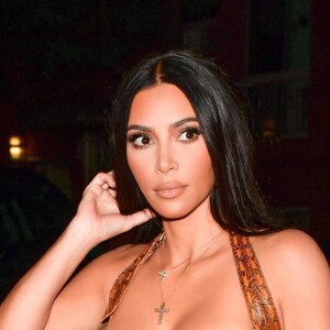 Kim Kardashian arrive au restaurant "Carbone" avec ses amis, La La Anthony, CMO of KKW Brands Tracy Romulus et Simon Huck à New York, le 15 juillet 2021. 