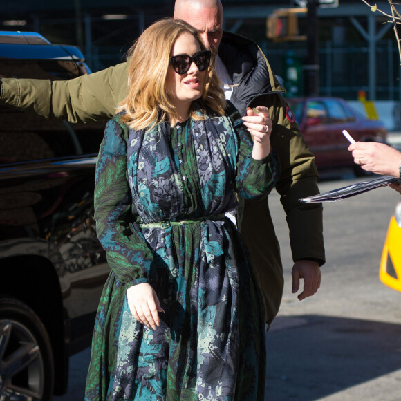 La chanteuse Adele rencontre ses fans dans la rue à New York, le 25 novembre 2015. Elles est à New York pour la promotion de son nouvel album.  "Hello" singer Adele stops to greet her fans while out and about in New York City, New York on November 25, 2015. Adele is currently in NYC promoting her new album. 