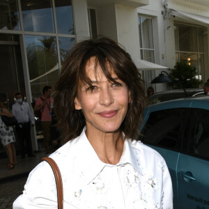 Sophie Marceau à la sortie de l'hôtel "Martinez" lors du 74ème Festival International du Film de Cannes, le 8 juillet 2021.