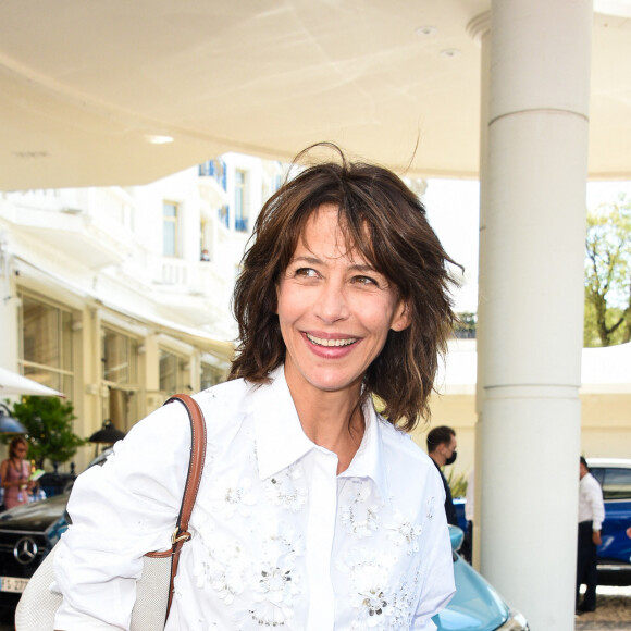 Sophie Marceau pose aux abords de l'hôtel Martinez pendant le 74 ème festival international du film de Cannes, le 8 juillet 2021.
