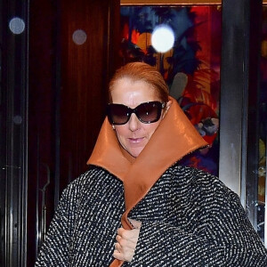 Céline Dion porte un manteau surdimensionné JW Anderson à New York City. Le 6 mars 2020.