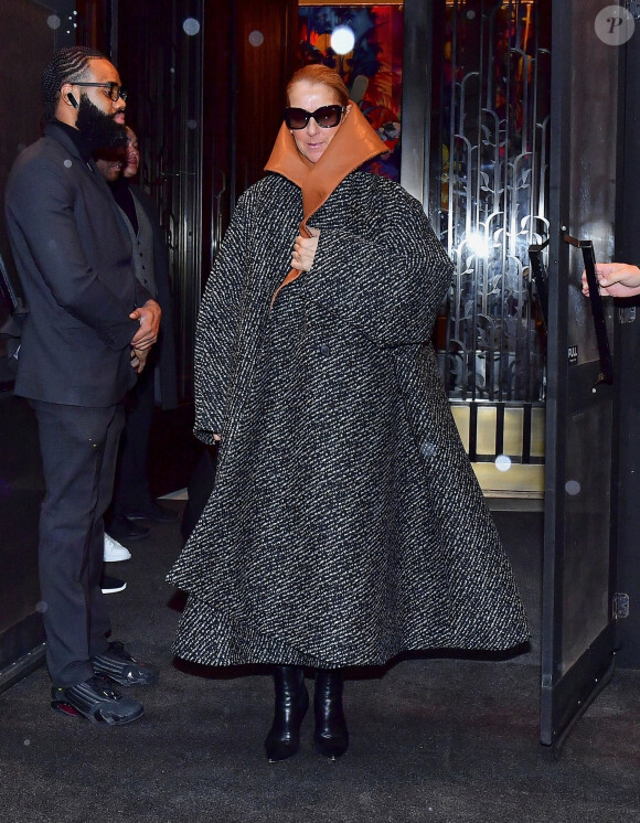 Céline Dion porte un manteau surdimensionné JW Anderson à New York City. Le 6 mars 2020.