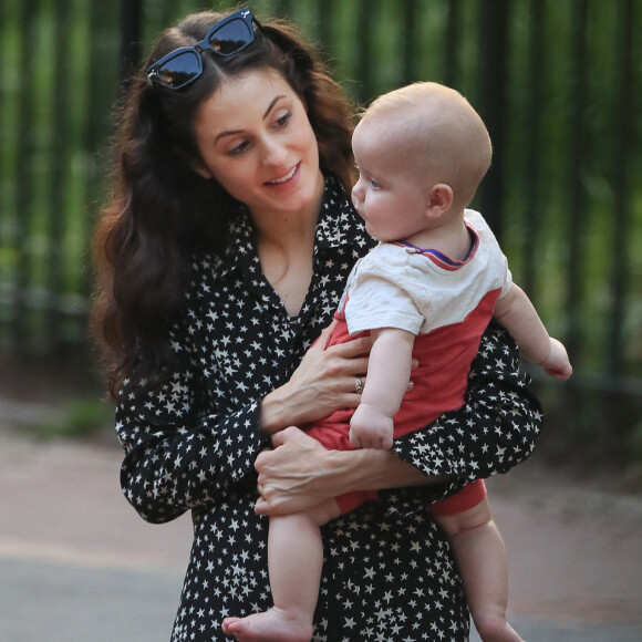 Exclusif -  La danseuse étoile Melanie Hamrick profite d'un moment de complicité avec son fils Deveraux (fils de M. Jagger) au parc à New York City, New York, Etats-Unis, le 18 juin 2017.