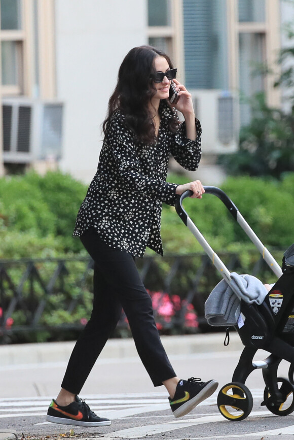 Exclusif - La danseuse étoile Melanie Hamrick profite d'un moment de complicité avec son fils Deveraux (fils de M. Jagger) au parc à New York City, New York, Etats-Unis, le 18 juin 2017.