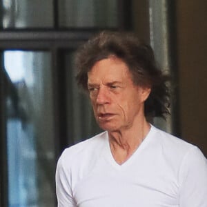 Info - La tournée des Rolling Stones annulée à cause d'une opération au coeur de Mick Jagger - Exclusif -  Mick Jagger sort de l'appartement de sa compagne la danseuse étoile Melanie Hamrick et son fils Deveraux à New York City, New York, Etats-Unis, le 18 juin 2017.