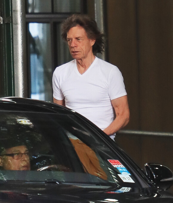 Info - La tournée des Rolling Stones annulée à cause d'une opération au coeur de Mick Jagger - Exclusif -  Mick Jagger sort de l'appartement de sa compagne la danseuse étoile Melanie Hamrick et son fils Deveraux à New York City, New York, Etats-Unis, le 18 juin 2017.
