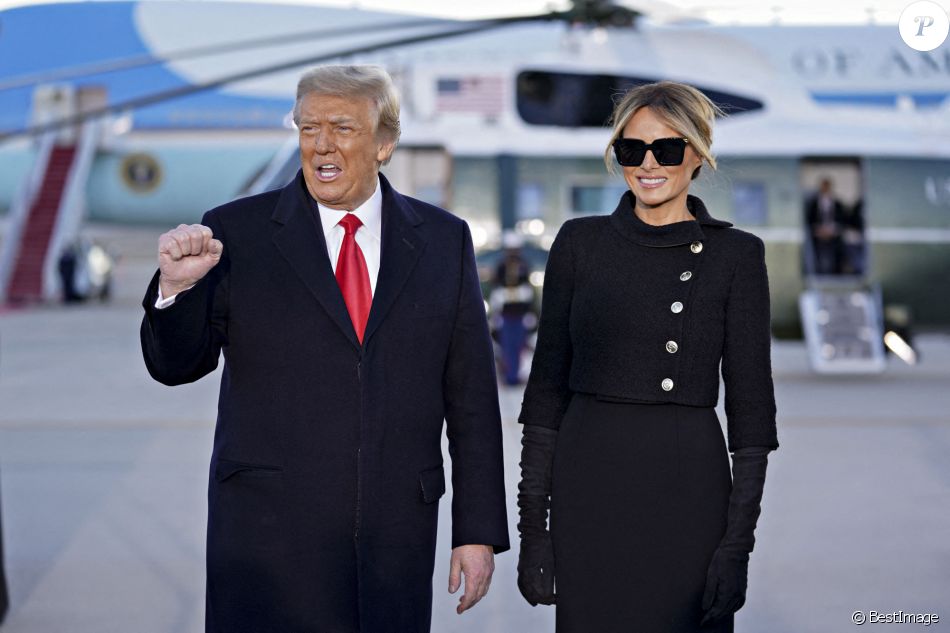 Donald Trump, accompagné de sa femme Melania, quitte la Maison Blanche à l'issue de son mandat de président des Etats-Unis à Washington, le 20 janvier 2021.