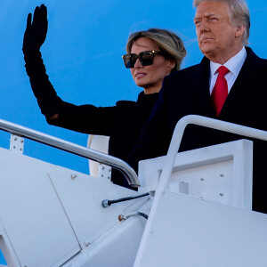 Donald Trump, accompagné de sa femme Melania, quitte la Maison Blanche à l'issue de son mandat de président des Etats-Unis à Washington, le 20 janvier 2021.