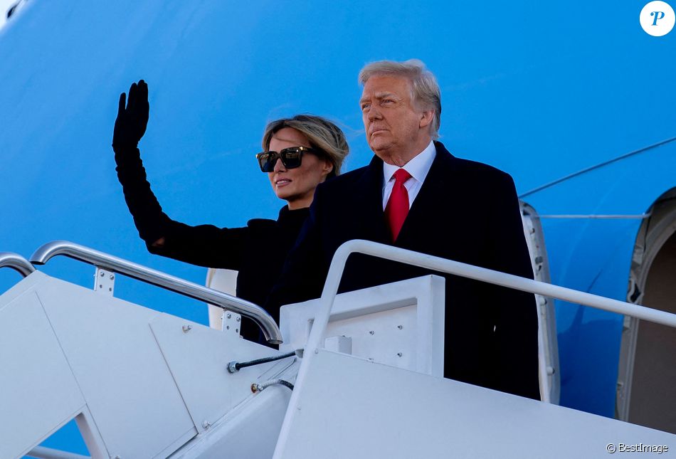 Donald Trump, accompagné de sa femme Melania, quitte la Maison Blanche à l'issue de son mandat de président des Etats-Unis à Washington, le 20 janvier 2021.