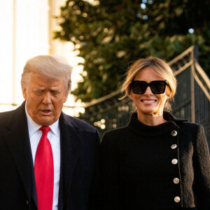 Donald Trump, accompagné de sa femme Melania, quitte la Maison Blanche à l'issue de son mandat de président des Etats-Unis à Washington, le 20 janvier 2021.