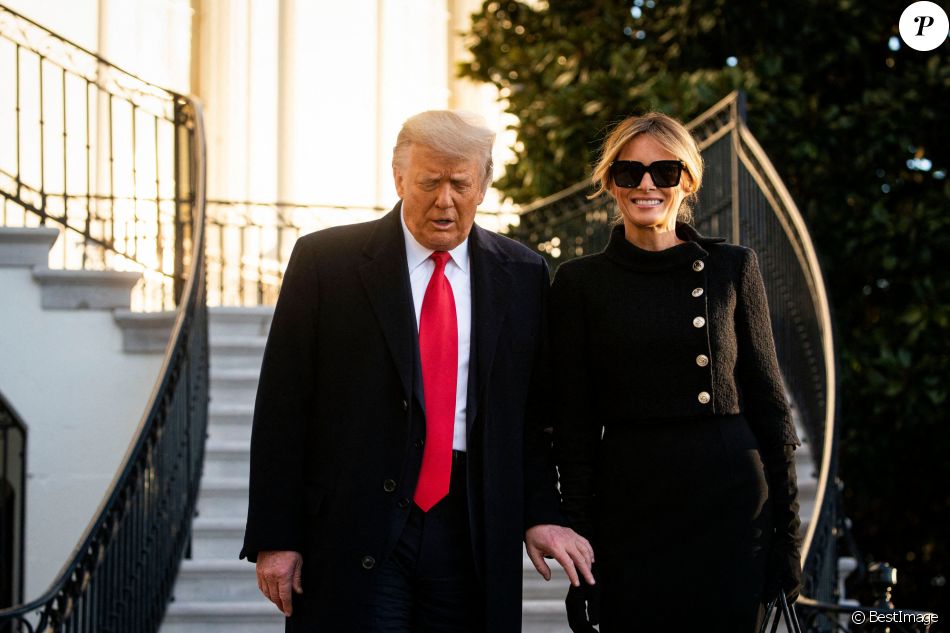 Donald Trump, accompagné de sa femme Melania, quitte la Maison Blanche à l'issue de son mandat de président des Etats-Unis à Washington, le 20 janvier 2021.