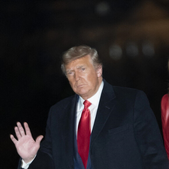 Le président des Etats-Unis Donald Trump et sa femme la première dame Melania Trump arrivent en hélicoptère à la Maison Blanche après un rassemblement politique en Georgie, le 5 décembre 2020.