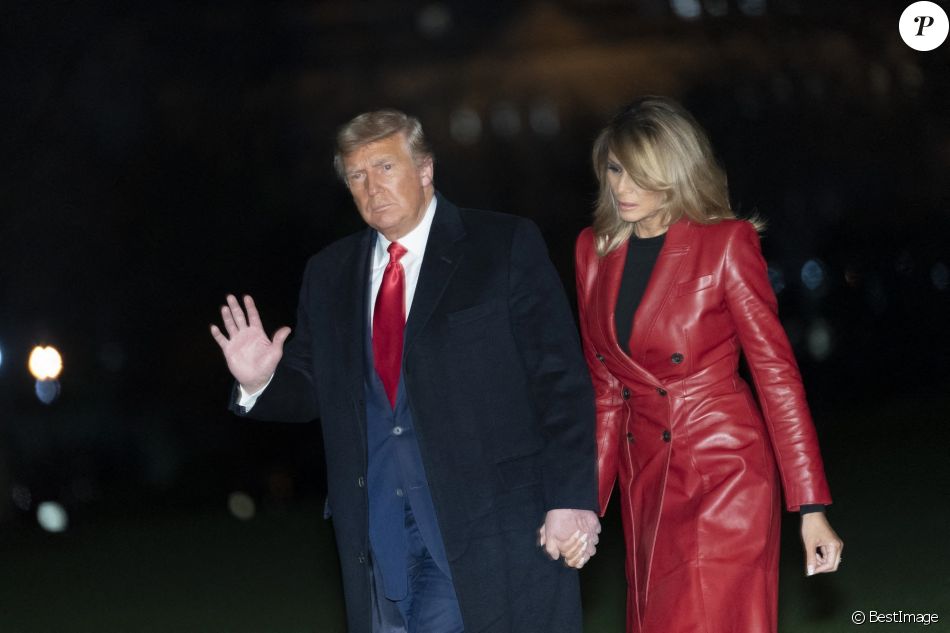 Le président des Etats-Unis Donald Trump et sa femme la première dame Melania Trump arrivent en hélicoptère à la Maison Blanche après un rassemblement politique en Georgie, le 5 décembre 2020.