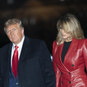 L'ancien président des Etats-Unis Donald Trump et sa femme la première dame Melania Trump arrivent en hélicoptère à la Maison Blanche après un rassemblement politique en Georgie.
