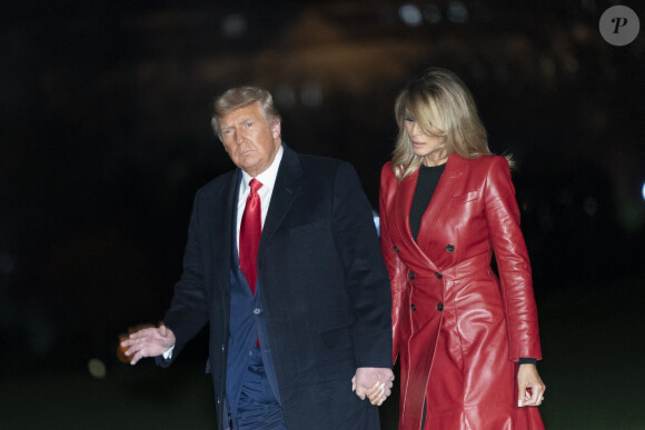 L'ancien président des Etats-Unis Donald Trump et sa femme la première dame Melania Trump arrivent en hélicoptère à la Maison Blanche après un rassemblement politique en Georgie.