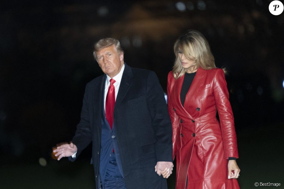 L'ancien président des Etats-Unis Donald Trump et sa femme la première dame Melania Trump arrivent en hélicoptère à la Maison Blanche après un rassemblement politique en Georgie.