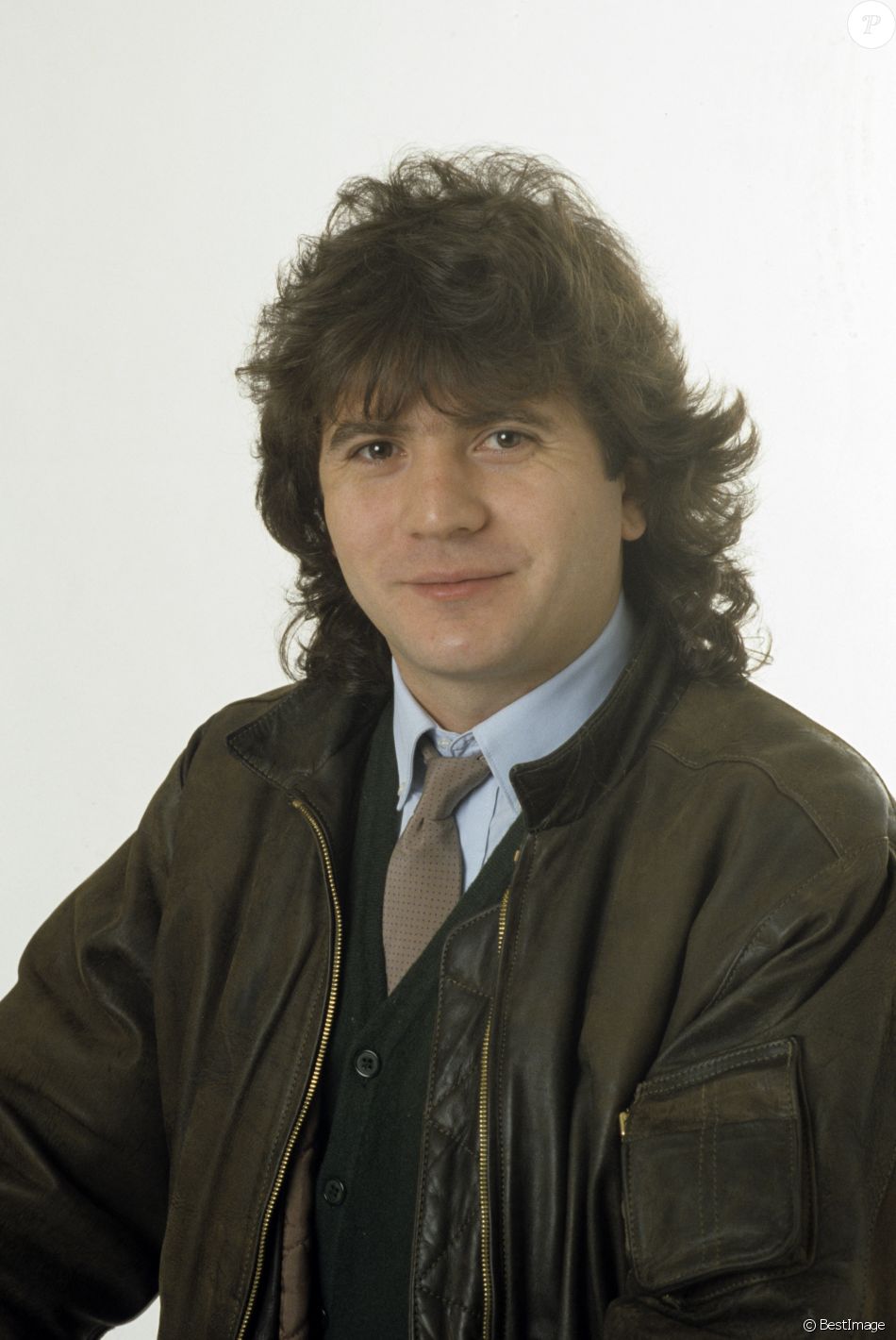 En France, à Paris, portrait studio de Daniel Balavoine.