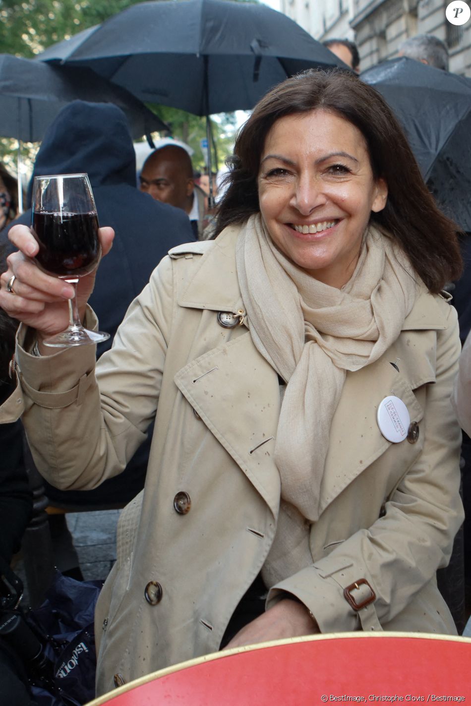 Anne Hidalgo en terrasse - Audrey Pulvar et Anne Hidalgo à la rencontre des parisiens entre Belleville et République dans le cadre de la campagne de la liste "Île-de-France en Commun" à Paris, le 21 mai 2021. © Christophe Clovis / Bestimage