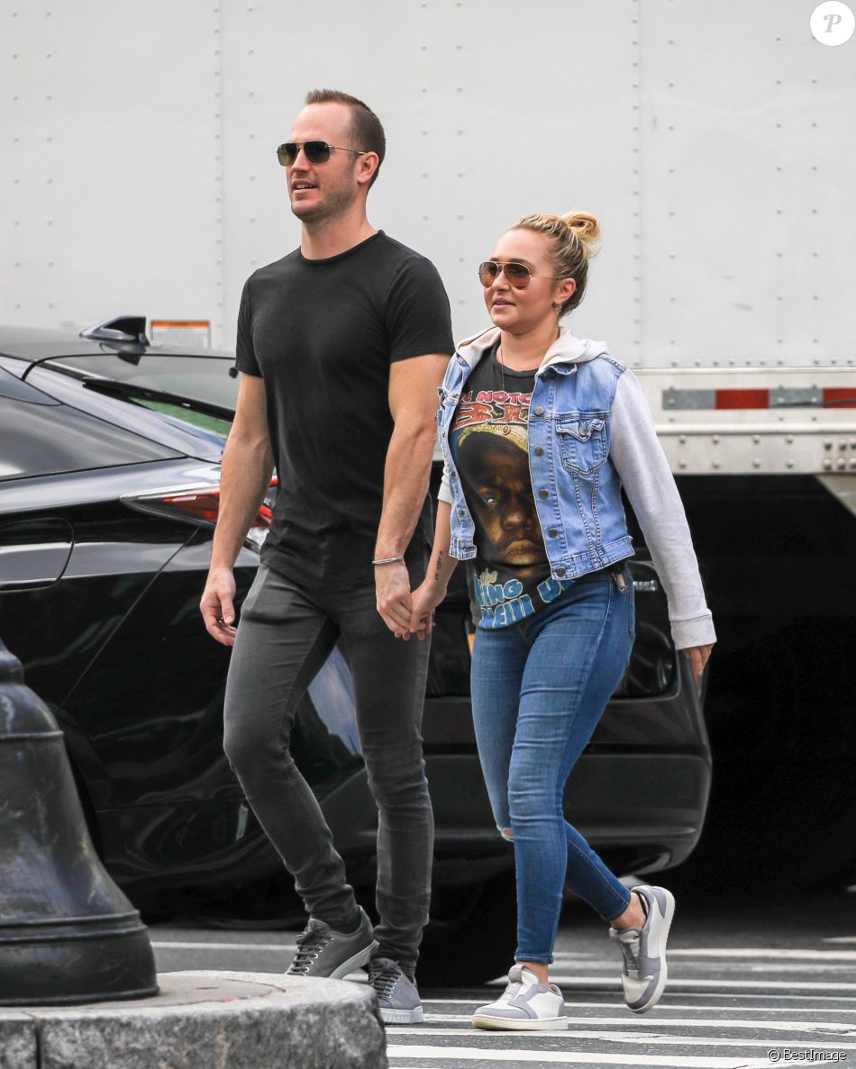 Hayden Panettiere se promène main dans la main avec Zach Hickerson (le frère de son ex-compagnon Brian Hickerson) à New York, le 11 septembre 2019.