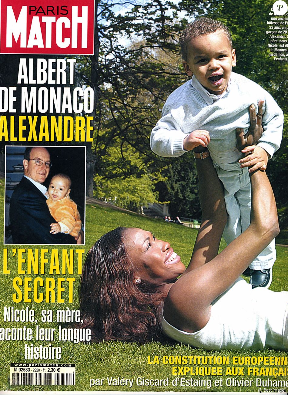 Nicole Coste et son fils Alexandre, né de sa relation hors mariage avec le prince Albert de Monaco, en couverture du magazine Paris Match en 2005.