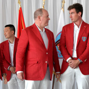 Le prince Albert II de Monaco entouré par Xiaoxin Yang (tennis de table) et Quentin Antognelli (aviron, skiff), durant la présentation officielle, au Yacht Club de Monaco, le 5 juillet 2021. © Bruno Bebert/Bestimage