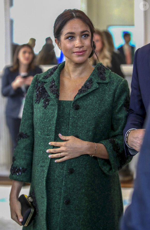 Meghan Markle la duchesse de Sussex enceinte et le prince Harry, duc de Sussex, assistent à une activité jeunesse le Jour du Commonwealth à la Maison du Canada le 11 mars 2019 à Londres