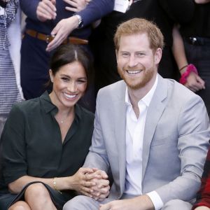 Le prince Harry, duc de Sussex, et Meghan Markle, duchesse de Sussex, rencontrent des membres du Joff, Peacehaven Youth Centre à PeaceHaven dans le Sussex.