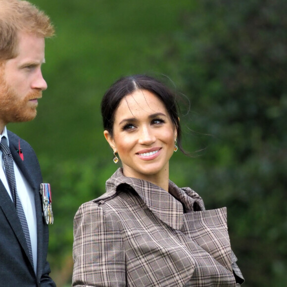 Le prince Harry, duc de Sussex, et Meghan Markle, duchesse de Sussex, enceinte assistent à une cérémonie de bienvenue traditionnelle sur les pelouses de la Government House à Wellington, en Nouvelle-Zélande le 28 octobre 2018.
