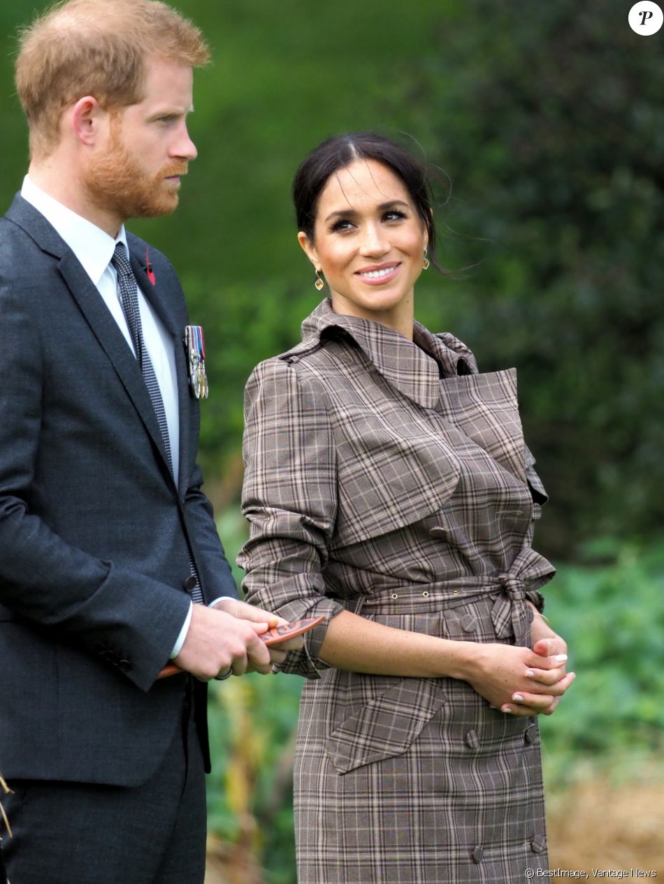 Le prince Harry, duc de Sussex, et Meghan Markle, duchesse de Sussex, enceinte assistent à une cérémonie de bienvenue traditionnelle sur les pelouses de la Government House à Wellington, en Nouvelle-Zélande le 28 octobre 2018.