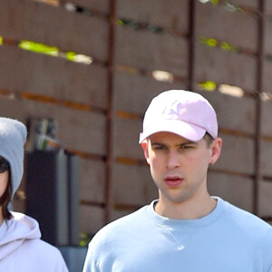 Kaia Gerber et son ami Tommy Dorfman se sont rejoints pour une balade en pleine épidémie de Coronavirus (COVID-19) à Los Angeles, le 21 mars 2020.