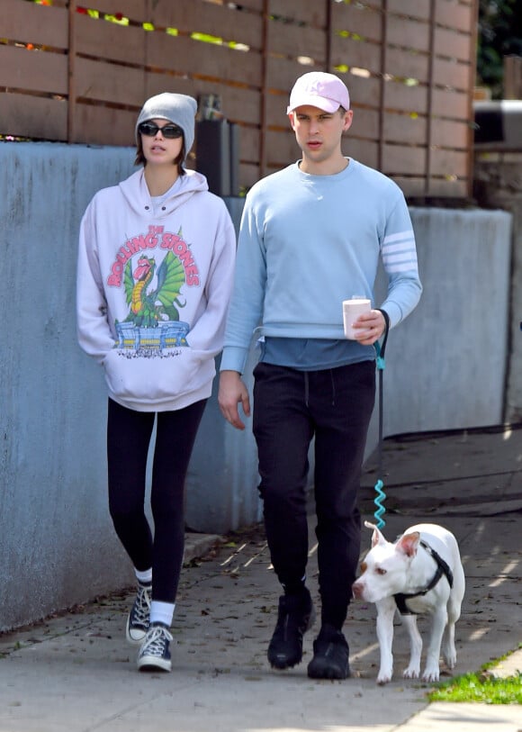 Kaia Gerber et son ami Tommy Dorfman se sont rejoints pour une balade en pleine épidémie de Coronavirus (COVID-19) à Los Angeles, le 21 mars 2020.