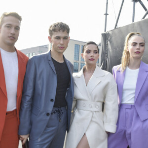 Peter Zurkuhlen et son mari Tommy Dorfman, Ashley Benson et sa femme Cara Delevingne - People au défilé de mode "Boss" collection Automne-Hiver 2020-2021 lors de la fashion week à Milan, le 23 février 2020.