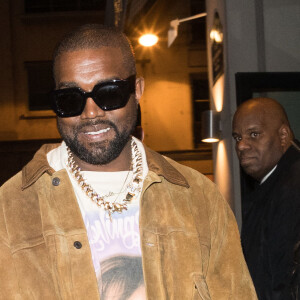 Kanye West quitte le restaurant "Le Piaf" ou avait lieu l'after party de la 8ème collection Yeezy à Paris le 2 mars 2020.
