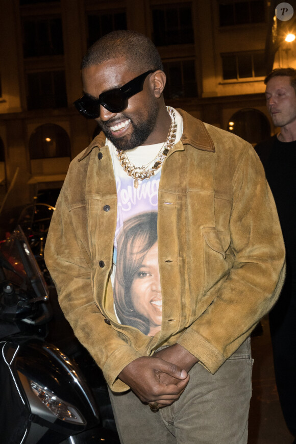 Kanye West quitte le restaurant "Le Piaf" ou avait lieu l'after party de la 8ème collection Yeezy à Paris le 2 mars 2020.