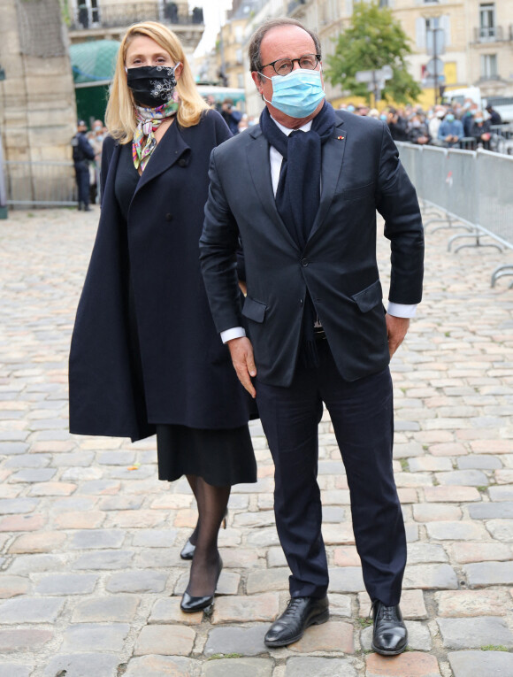 François Hollande et sa compagne Julie Gayet aux obsèques de Juliette Gréco en l'église Saint-Germain-des-Prés. Le 5 octobre 2020 © Jacovides-Moreau / Bestimage