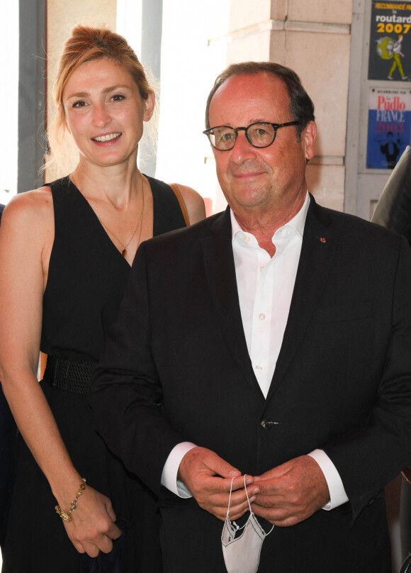 Julie Gayet et son compagnon François Hollande au restaurant "Chez Paul" en marge du Festival du film Francophone d'Angoulême. © Coadic Guirec / Bestimage